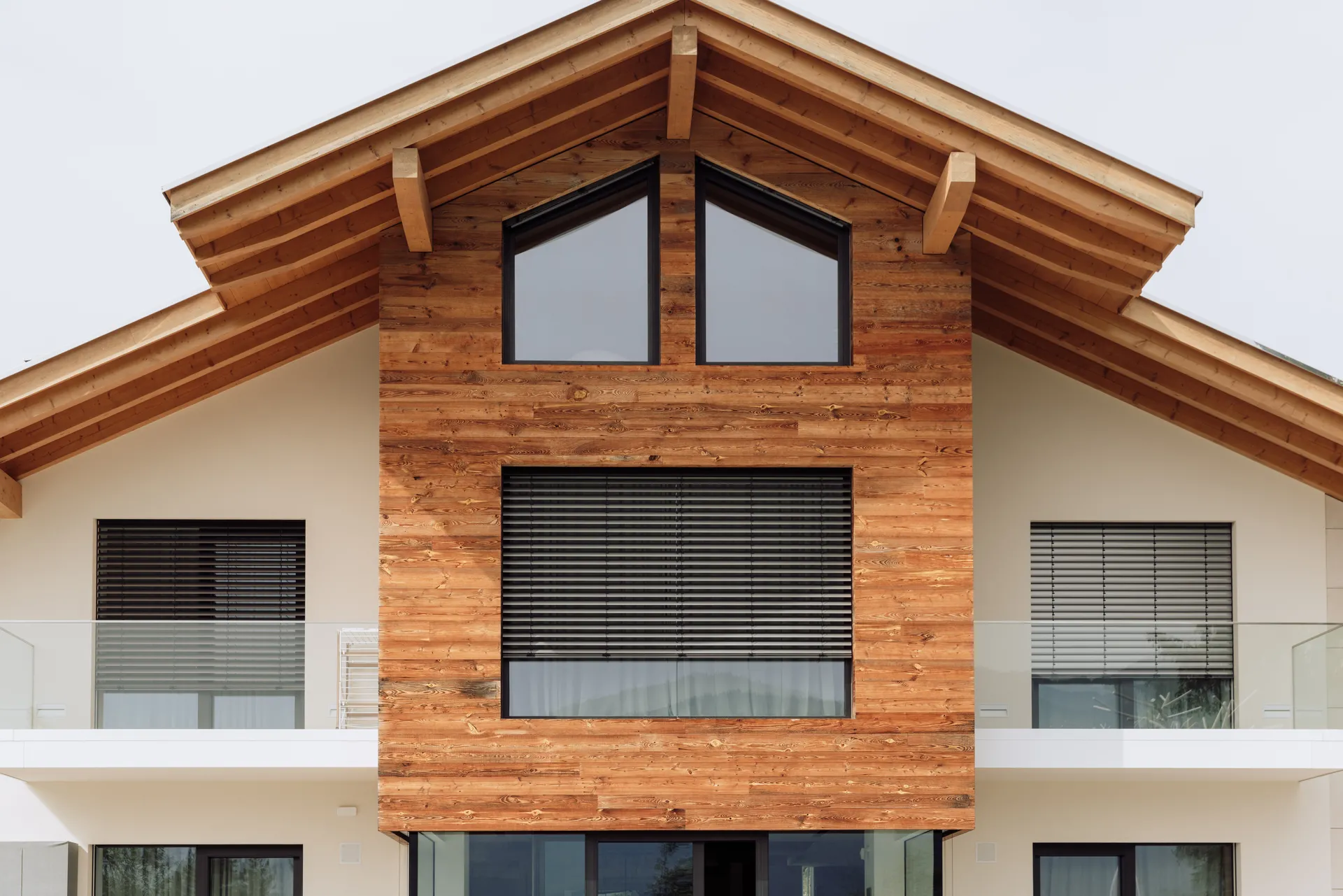 Esterni: Vajolet, legno vecchio a finitura minimale